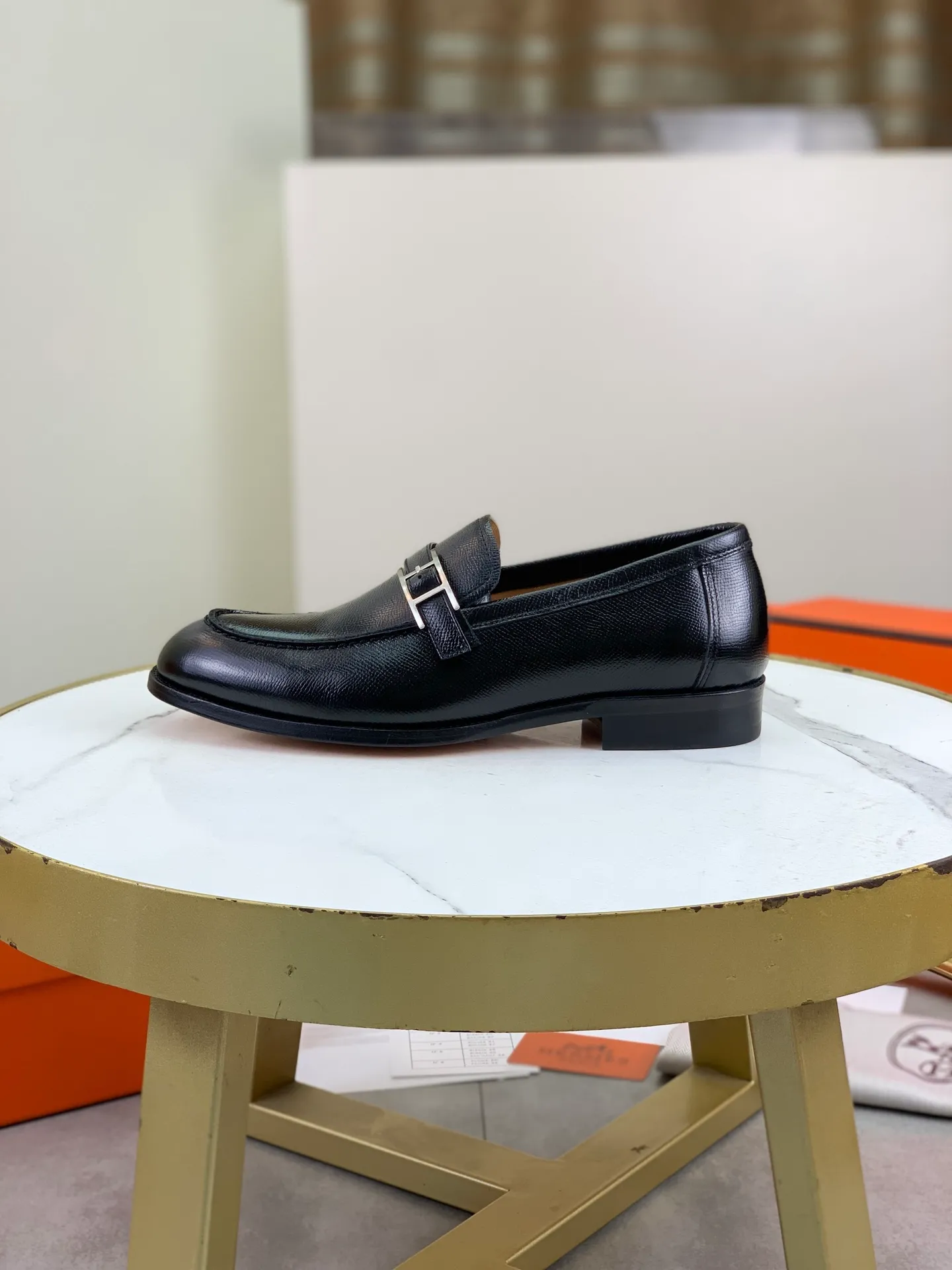 Factory price P980 💰💎💎💎 Original genuine leather outsole Brand: Hermès Grade: Same as the official website Original quality materials: Original soft calfskin Water-dyed cowhide lining Original Italian genuine leather outsole Style categories: Men's fashion Formal casual leather shoes Slip-on men's shoes series Young fashion European and American trends British style Code number: 39-45 (38.46 can be customized)